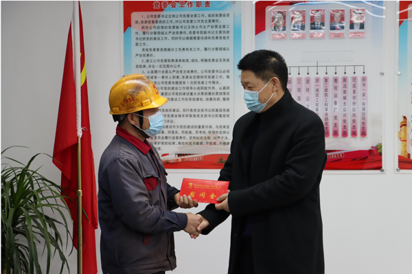 集團(tuán)公司黨委委員、副總經(jīng)理胡新付到公司走訪慰問